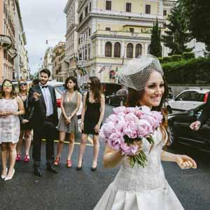 la sposa prepara il lancio del bouquet dopo la cerimonia civile al consolato turco di Roma, throwing of the bouquet at the turkish embassy of Rome